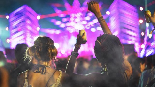 Todo comenzó hace unos meses cuando, como cuenta el usuario, quedaron cinco parejas para ir a un concierto.