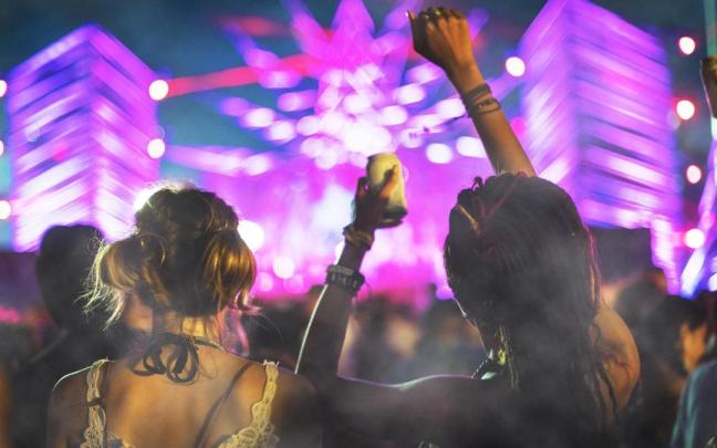 Todo comenzó hace unos meses cuando, como cuenta el usuario, quedaron cinco parejas para ir a un concierto.