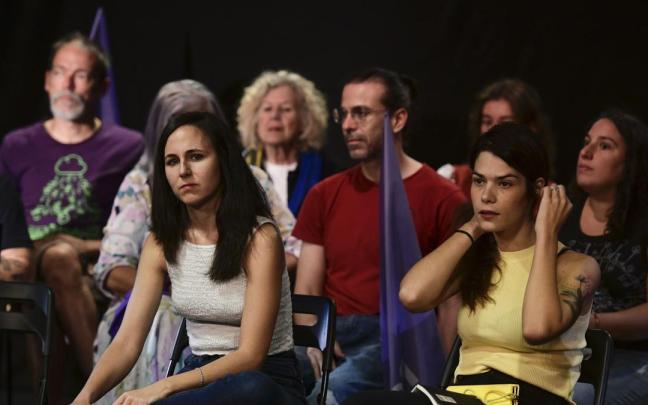 La secretaria general de Podemos, Ione Belarra, junto a la portavoz de la formación, Isa Serra.
