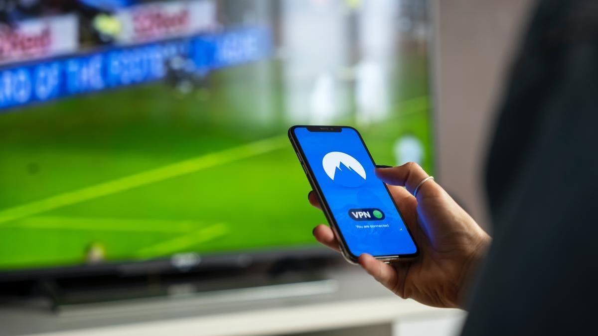 Una persona conectándose a una VPN para ver un partido