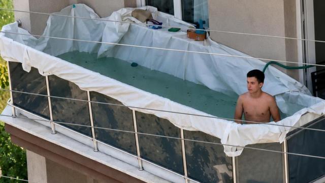 La escena del vecino que ha instalado una piscina llena de agua en su balcón