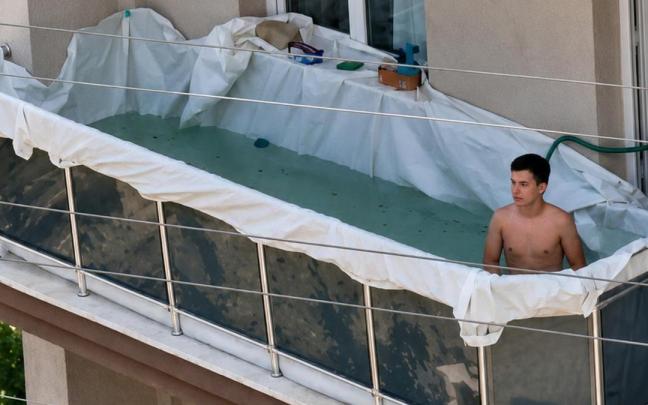 La escena del vecino que ha instalado una piscina llena de agua en su balcón