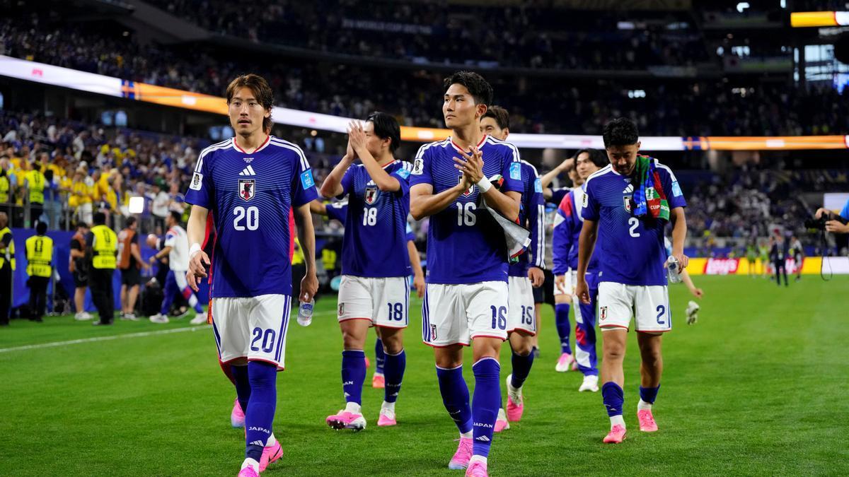 Jugadores de Japón saludan a su afición.