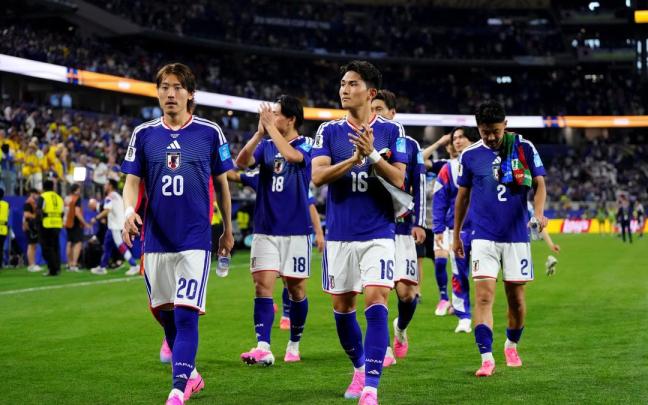 Jugadores de Japón saludan a su afición.