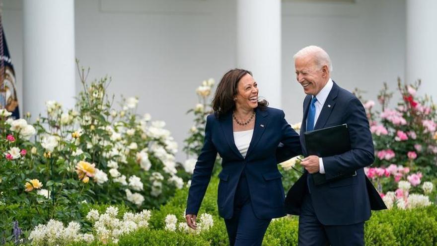 Kamala Harris y Joe Biden en los jardines de la Casa Blanca.