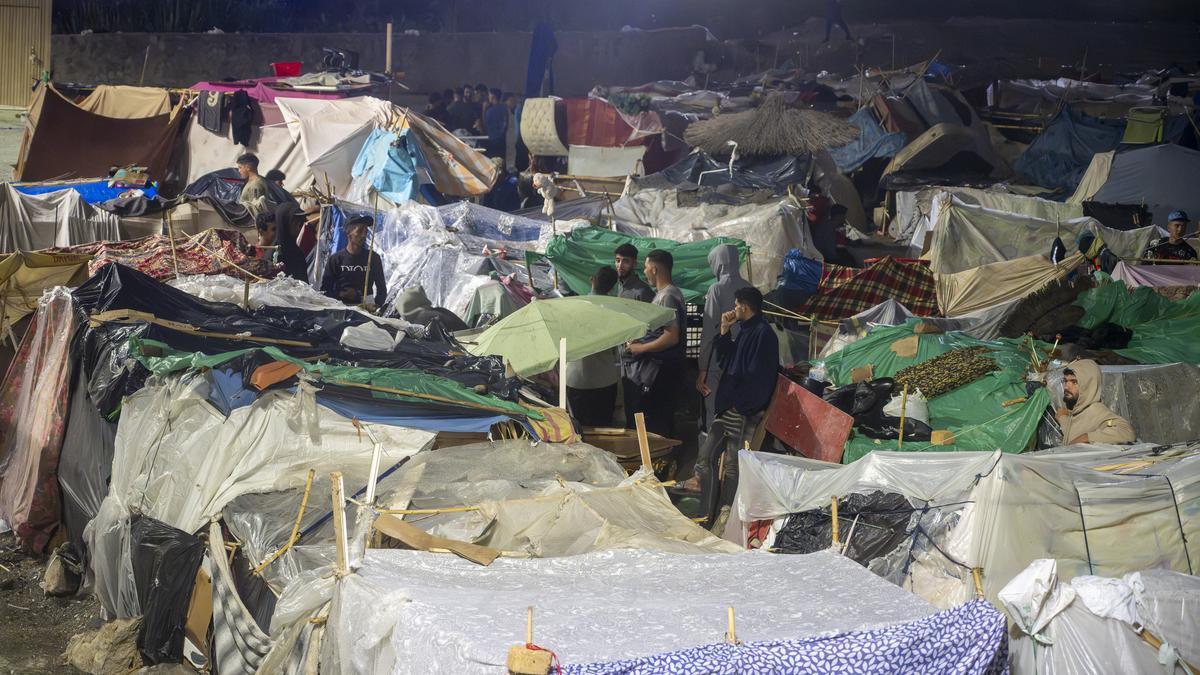 Migrantes pasan la noche en las playas de El Trampolín y Benitez.