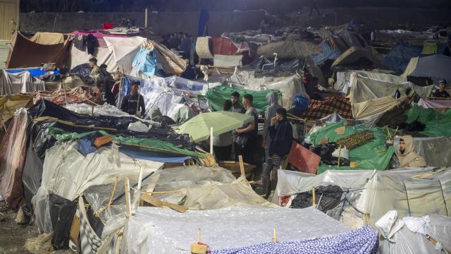 Migrantes pasan la noche en las playas de El Trampolín y Benitez.