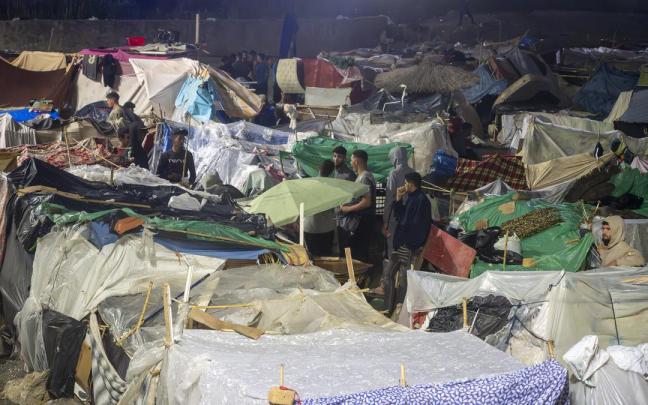 Migrantes pasan la noche en las playas de El Trampolín y Benitez.