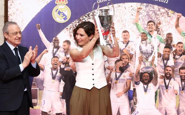 Ayuso celebra el triunfo del Real Madrid en la última Champions League.