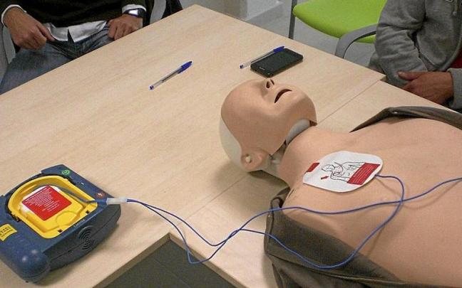 Saber usar de manera correcta el desfibrilador resulta vital en situaciones de emergencia. | FOTO: N.G.