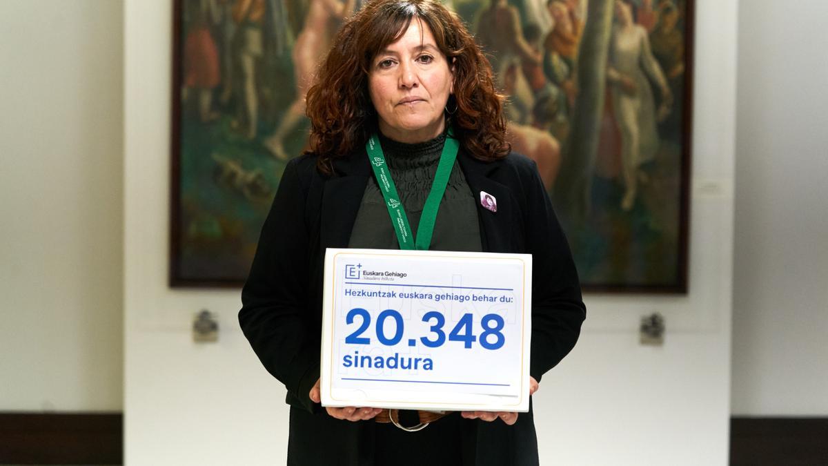 Idurre Eskisabel, secretaria general de Kontseilua, ha presentado este lunes los resultados de la iniciativa impulsada para recoger firmas en favor de un modelo de enseñanza generalizada en euskera, la víspera en la que la ponencia parlamentaria