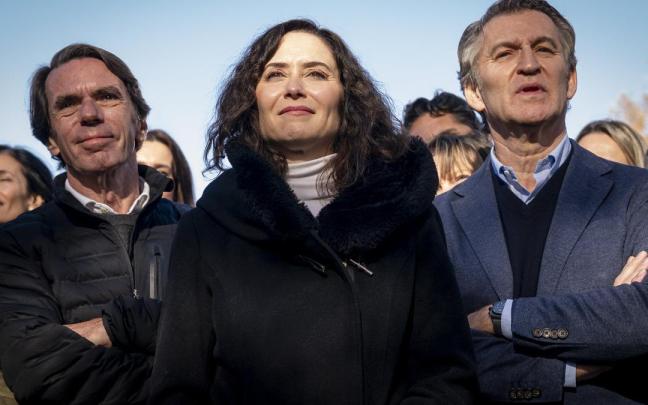José María Aznar, Isabel Díaz Ayuso y Alberto Núñez-Feijóo, en el acto del domingo.