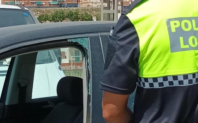 Los agentes rescatan al bebé atrapado en el vehículo. / AYUNTAMIENTO ELDA Los agentes rescatan al bebé atrapado en el vehículo.