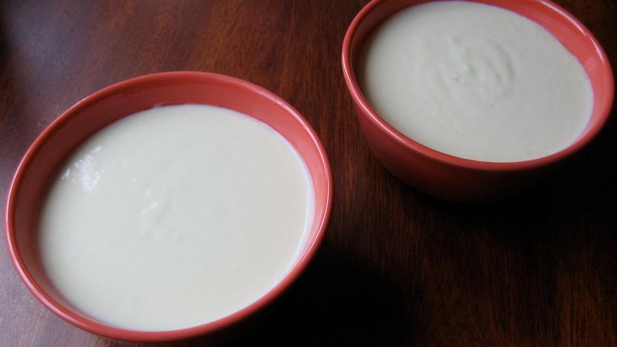 Dos cuencos de refrescante vichyssoise de puerro.
