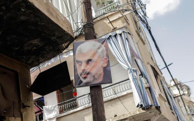 Un cartel con al imagen del líder de Hamás, Yahya Sinwar asesinado por Israel.