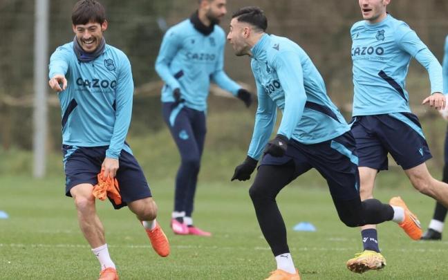 Silva y Brais (de fondo), durante un entrenamiento en Zubieta. / JAVIER COLMENERO