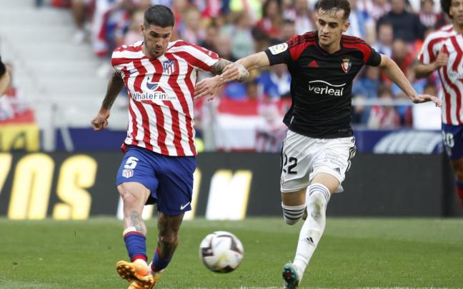 De Paul disputa un balón con el jugador de Osasuna Aimar Oroz. De Paul disputa un balón con el jugador de Osasuna Aimar Oroz.