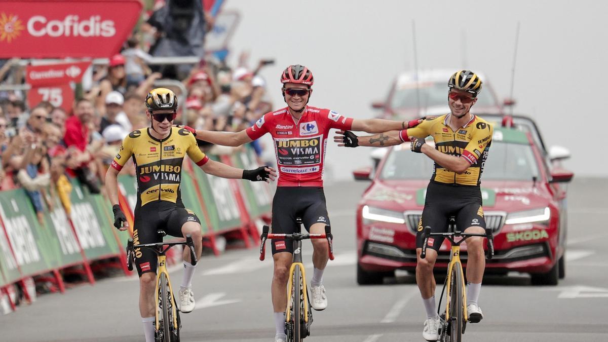 Llegada del líder Kuss, escoltado por Vingegaard, que será segundo, y Roglic, tercero.