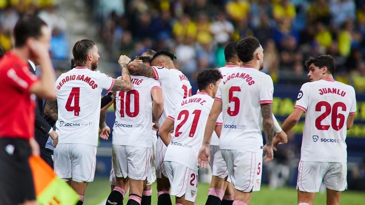 Los jugadores del Sevilla celebran un gol en LaLiga.