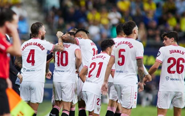 Los jugadores del Sevilla celebran un gol en LaLiga. Los jugadores del Sevilla celebran un gol en LaLiga.