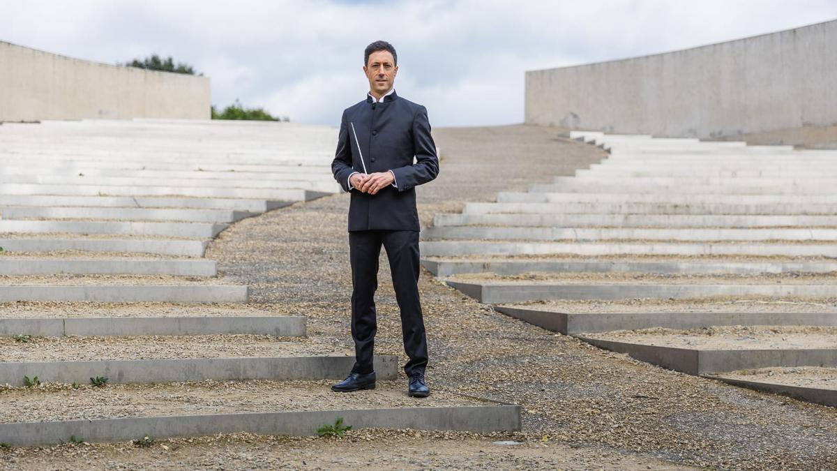 Txemi Etxebarria lleva más de dos años llevando la batuta de la Philips Symfonie Orkest.