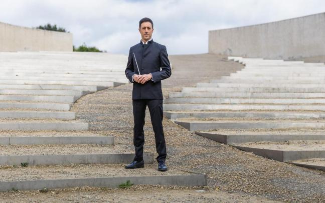 Txemi Etxebarria lleva más de dos años llevando la batuta de la Philips Symfonie Orkest.