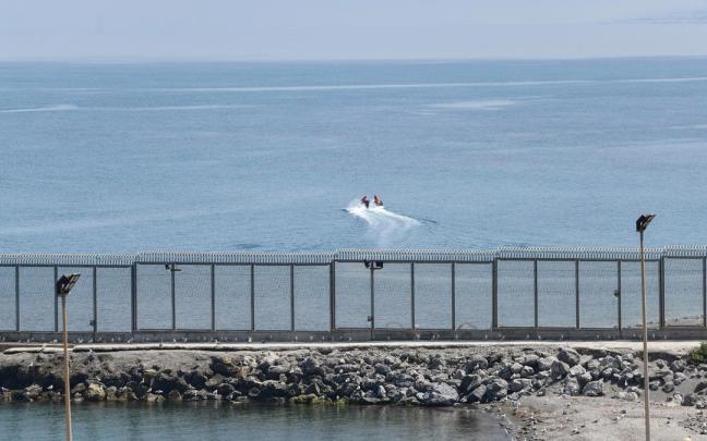 Vista del espigón de la playa del Tarajal.