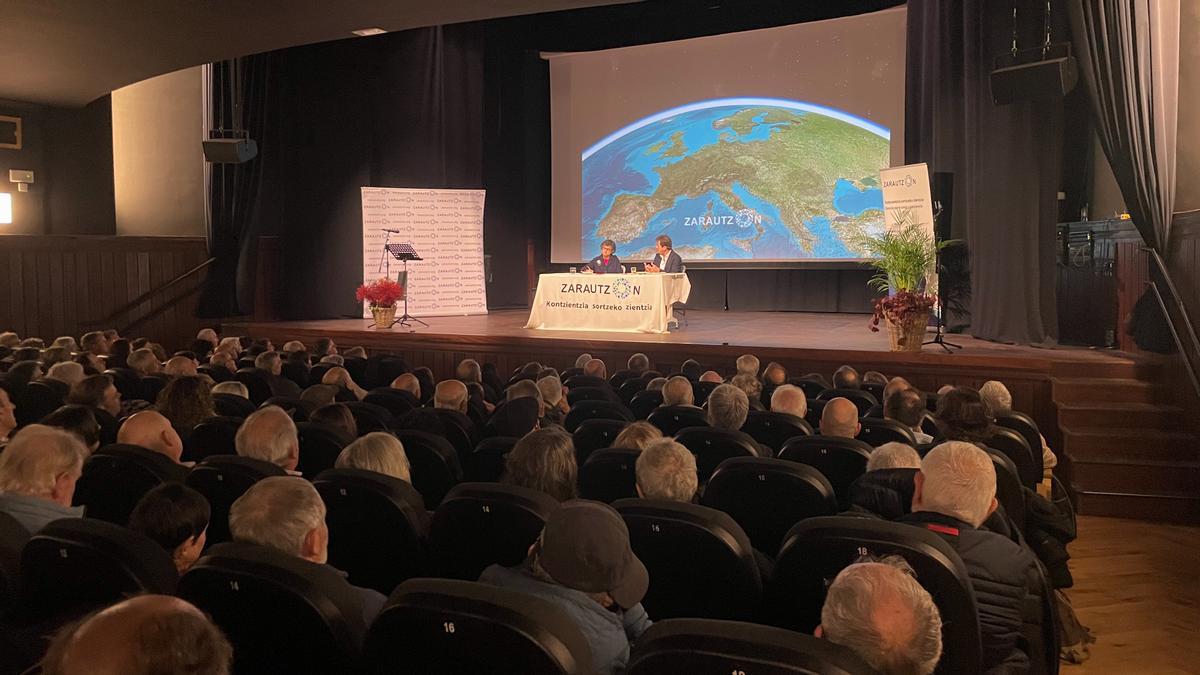 Zarauztarras en la conferencia de Arantxa González Laya.