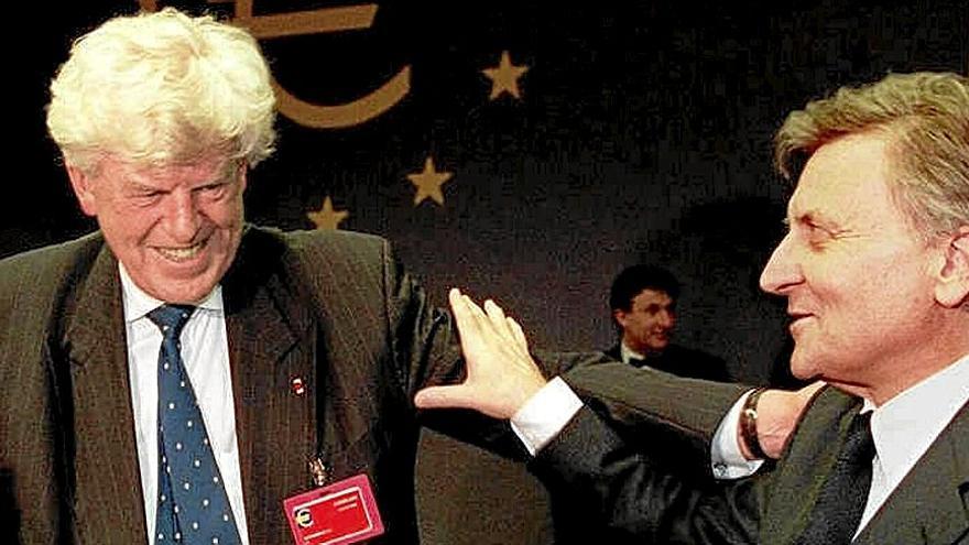 Wim Duisenberg y Jean-Claude Trichet, los dos primeros presidentes del BCE, en una reunión previa a la creación del banco en 1998. | FOTO: EPA