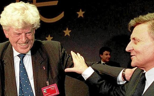 Wim Duisenberg y Jean-Claude Trichet, los dos primeros presidentes del BCE, en una reunión previa a la creación del banco en 1998. | FOTO: EPA