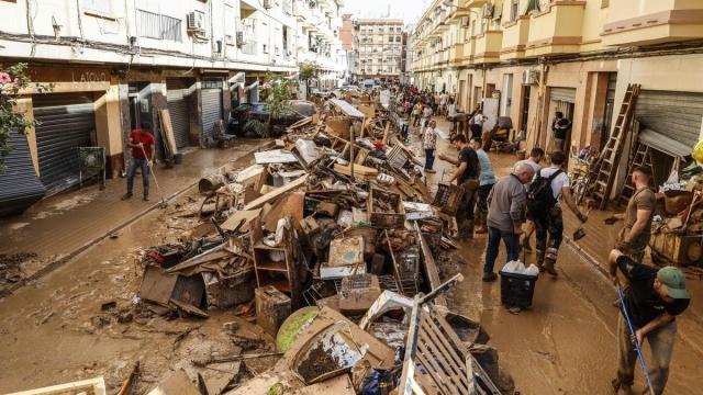 Voluntarios y vecinos limpian los locales de Paiporta afectados por la dana de Valencia en 2024.