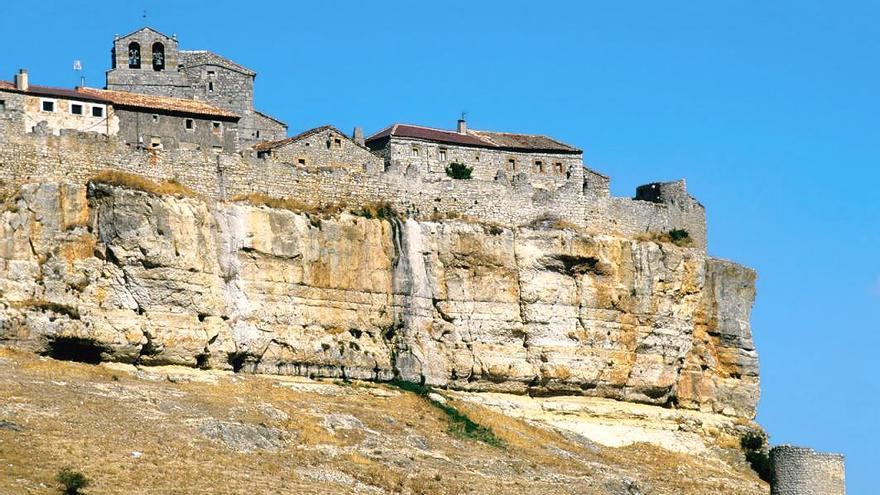 En lo alto del risco se encarama la amurallada Rello.