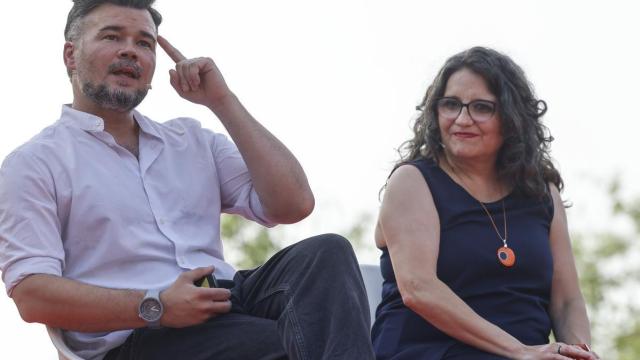 La exvicepresidenta de la Generalitat Valenciana, Mónica Oltra y el portavoz de ERC en el Congreso, Gabriel Rufián, durante la celebración del acto público de debate político ‘València Espai de Trobada’.