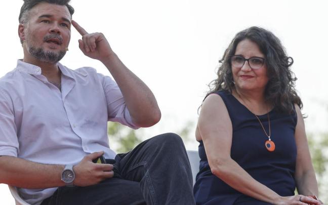 La exvicepresidenta de la Generalitat Valenciana, Mónica Oltra y el portavoz de ERC en el Congreso, Gabriel Rufián, durante la celebración del acto público de debate político ‘València Espai de Trobada’.