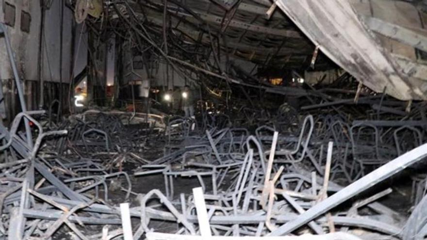 Estado en el que ha quedado el interior de la sala donde se celebraba la boda tras el incendio.