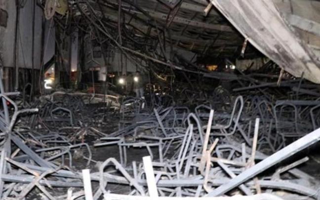 Estado en el que ha quedado el interior de la sala donde se celebraba la boda tras el incendio. Estado en el que ha quedado el interior de la sala donde se celebraba la boda tras el incendio.