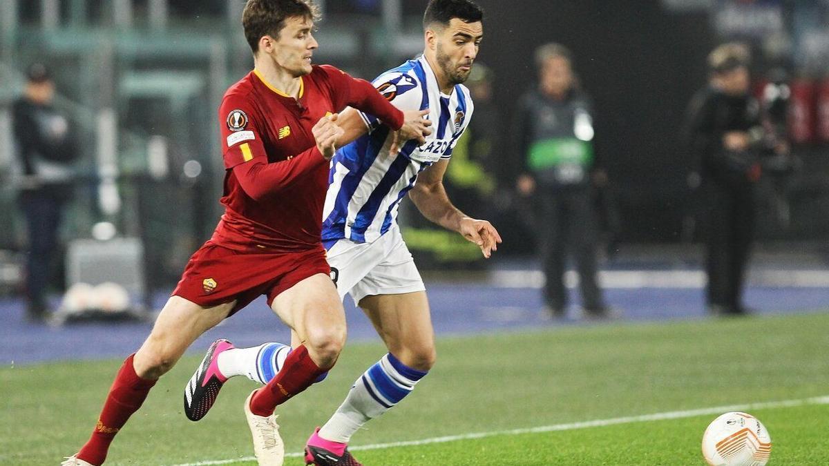 Mikel Merino y el extxuri-urdin Diego Llorente, en el Roma-Real del jueves pasado, en el que fue el partido europeo número 99 de la Real.