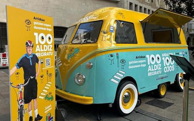 La llamativa furgoneta customizada que recorre los municipios con un stand informativo y actividades interactivas para testar la capacidad de “andar con 100 ojos".