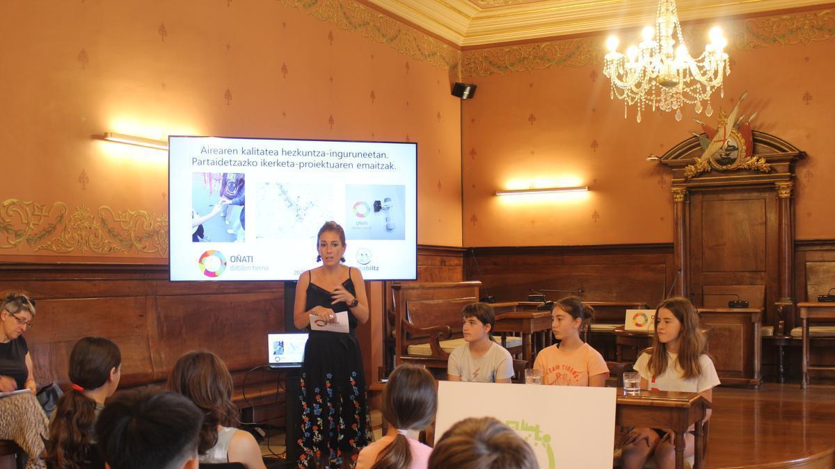 Un momento de la presentación que acogió el salón de plenos del consistorio.