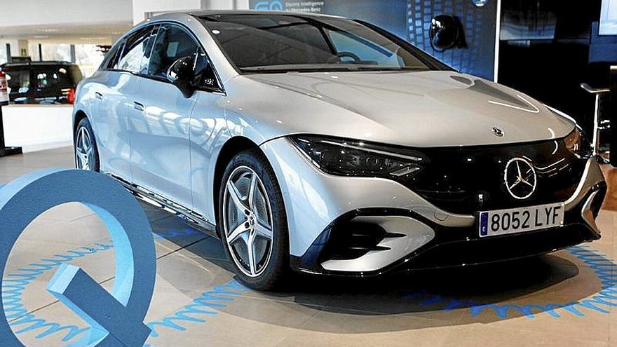 Un coche eléctrico expuesto en un concesionario. | FOTO: PILAR BARCO