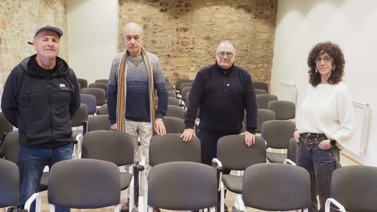 Josu Albero y Karmelo Landa, miembros de Naziogintza, y Aitor Larrañaga y Leire Sarasua, representantes del Ayuntamiento de Azpeitia, en la presentación del ciclo.