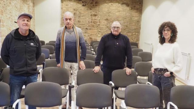 Josu Albero y Karmelo Landa, miembros de Naziogintza, y Aitor Larrañaga y Leire Sarasua, representantes del Ayuntamiento de Azpeitia, en la presentación del ciclo.