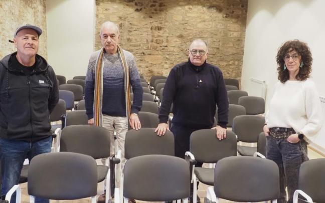 Josu Albero y Karmelo Landa, miembros de Naziogintza, y Aitor Larrañaga y Leire Sarasua, representantes del Ayuntamiento de Azpeitia, en la presentación del ciclo.