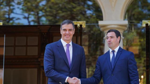 El presidente del Gobierno español, Pedro Sánchez, y el lehendakari, Imanol Pradales, en la reunión en el Palacio de Ajuria Enea