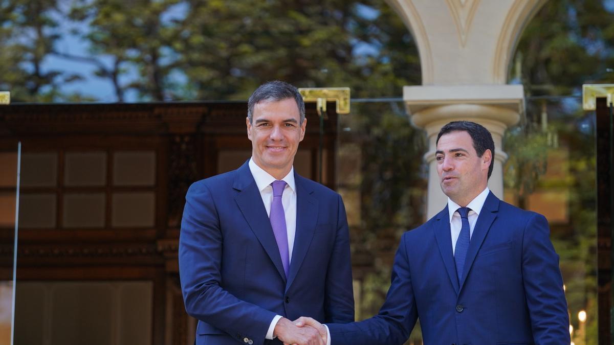 El presidente del Gobierno, Pedro Sánchez, y el lehendakari, Imanol Pradales, en la reunión en el Palacio de Ajuria Enea