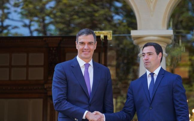 El presidente del Gobierno, Pedro Sánchez, y el lehendakari, Imanol Pradales, en la reunión en el Palacio de Ajuria Enea