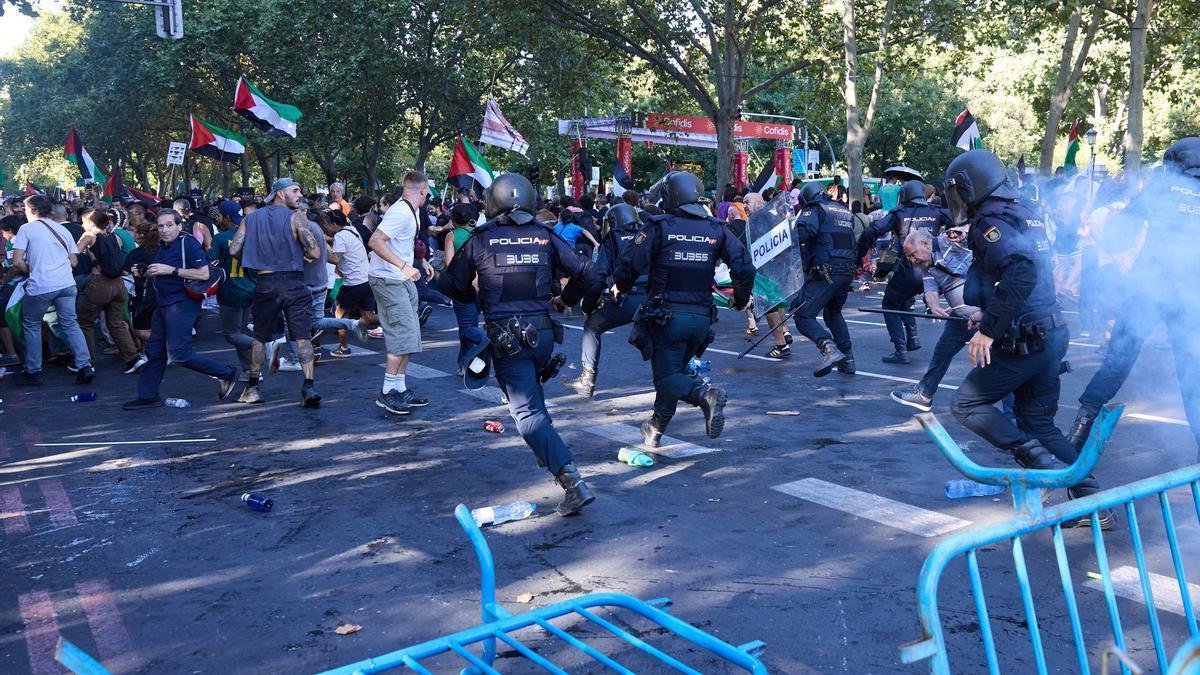 Intervención de agentes de la Policía en el centro de Madrid
