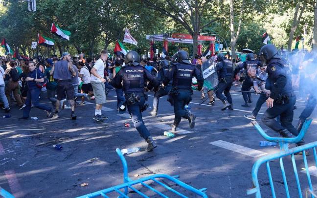 Intervención de agentes de la Policía en el centro de Madrid