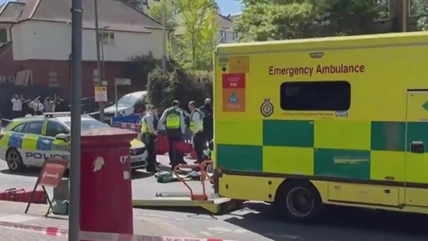 Servicios de emergencia trabajando en el lugar del ataque