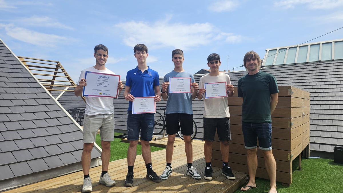 Alumnos de DBH4 de Zumaiena junto a Isaak Aranberri, director de la Ikastola de Zumaia.
